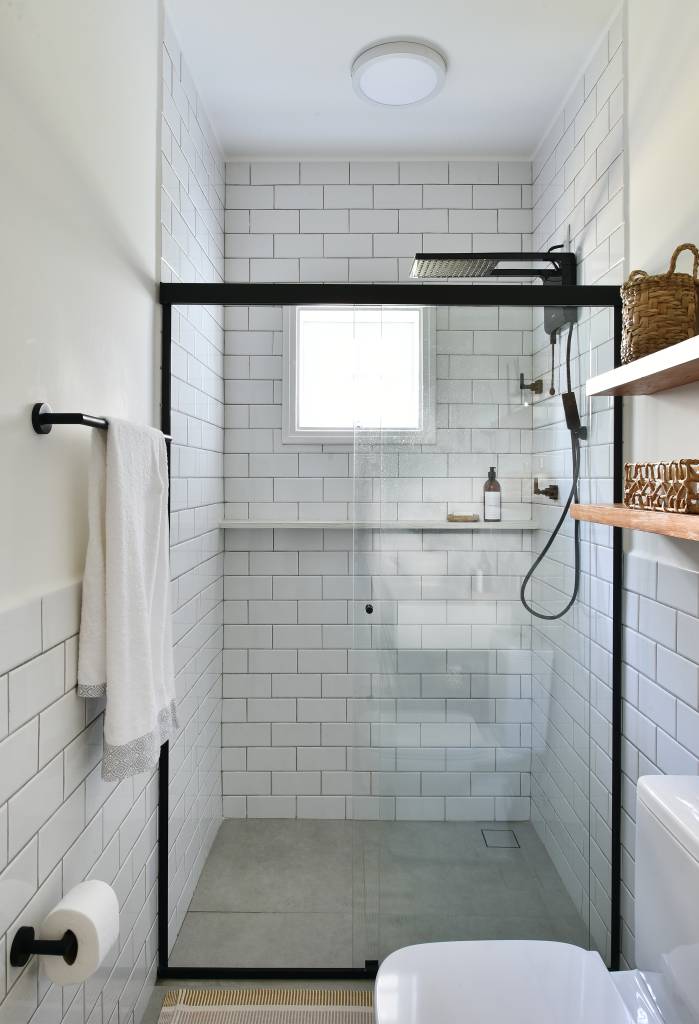 Box de banho como destaque: conheça tendências com esses banheiros modernos. Projeto de Rosangela Pena.