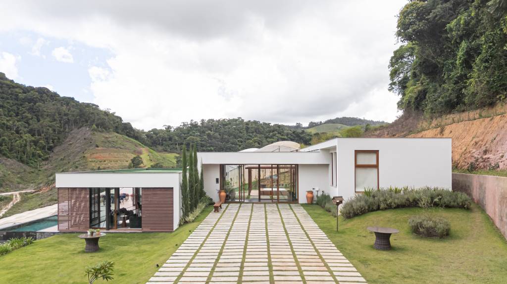 Casa com vista para a Pedra Azul no Espírito Santo tem arquitetura leve de brises e vidro. Projeto de OGA Arquitetura.