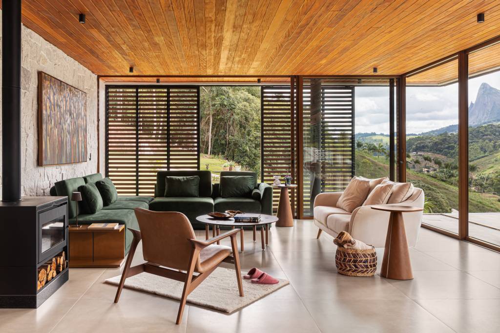 casa-com-vista-para-a-pedra-azul-no-espirito-santo-tem-arquitetura-leve-de-brises-e-vidro-oga-arquitetura-02-sala Casa com vista para a Pedra Azul no Espírito Santo tem arquitetura leve de brises e vidro. Projeto de OGA Arquitetura.