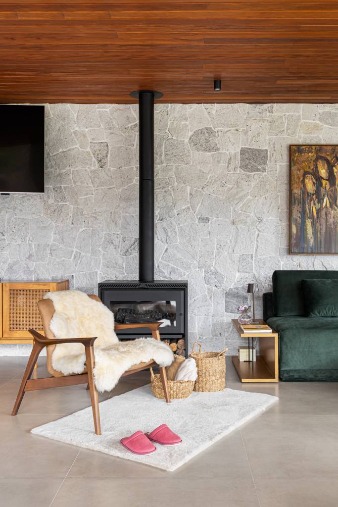 casa-com-vista-para-a-pedra-azul-no-espirito-santo-tem-arquitetura-leve-de-brises-e-vidro-oga-arquitetura-04-sala-rustico-pedras-lareira Casa com vista para a Pedra Azul no Espírito Santo tem arquitetura leve de brises e vidro. Projeto de OGA Arquitetura.