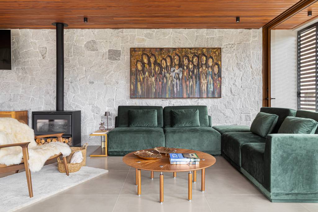casa-com-vista-para-a-pedra-azul-no-espirito-santo-tem-arquitetura-leve-de-brises-e-vidro-oga-arquitetura-05-sala-sofa-verde-pedras Casa com vista para a Pedra Azul no Espírito Santo tem arquitetura leve de brises e vidro. Projeto de OGA Arquitetura.