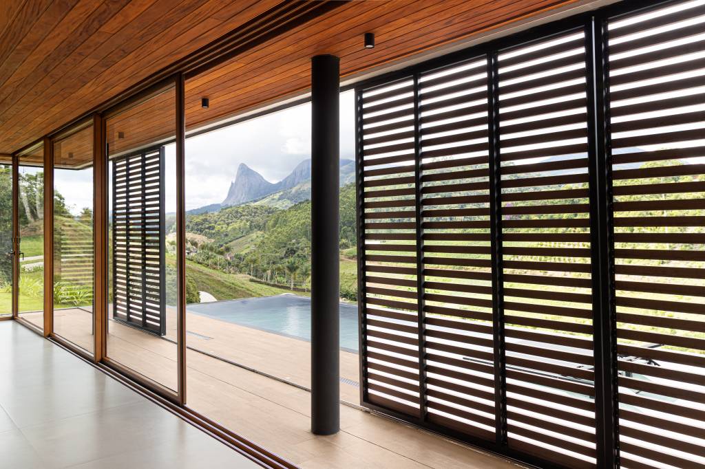 Casa com vista para a Pedra Azul no Espírito Santo tem arquitetura leve de brises e vidro. Projeto de OGA Arquitetura.