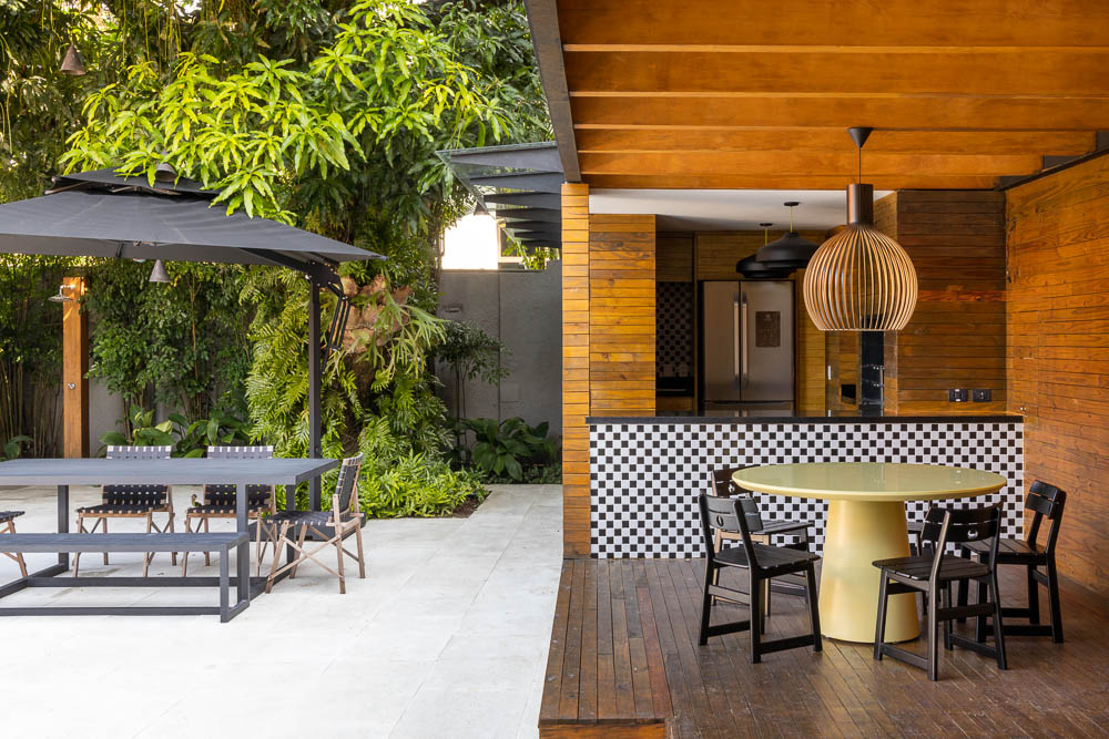 Casa no Rio tem alma baiana e family room no porão pensado para as crianças. Projeto de Maurício Nóbrega.