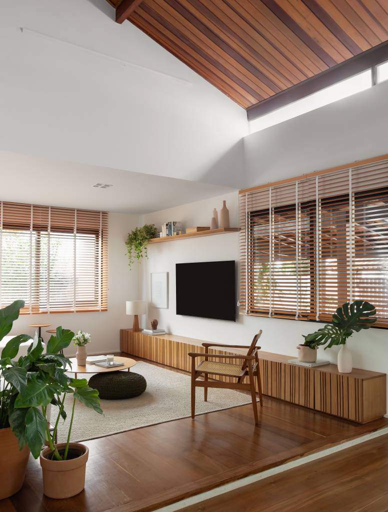 charmosa-casa-para-familia-de-5-filhos-tem-teto-de-lambri-e-piso-de-tabua-de-ipe-a-mais-g-arquitetura-02 Charmosa casa para família de 5 filhos tem teto de lambri e piso de tábua de ipê. Projeto de A+G Arquitetura.