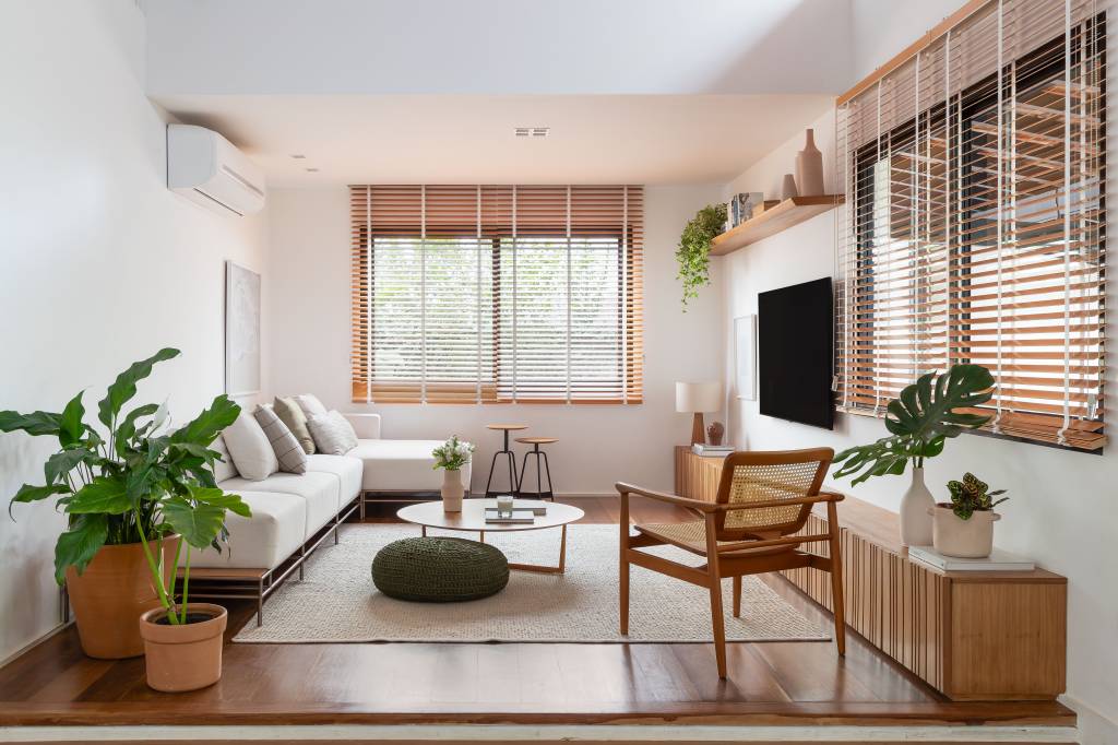 Charmosa casa para família de 5 filhos tem teto de lambri e piso de tábua de ipê