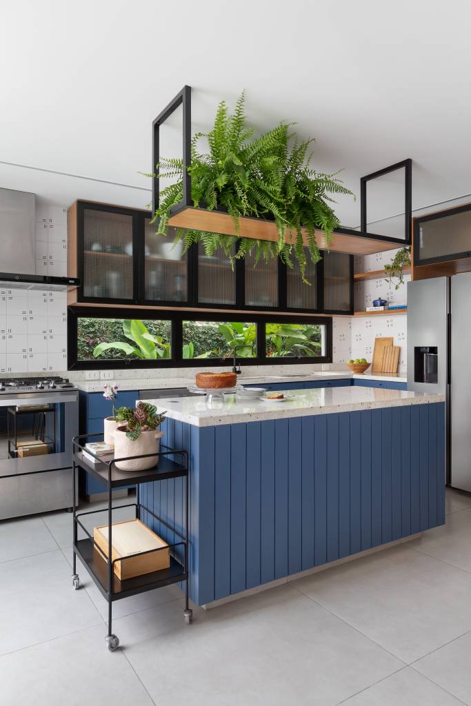 charmosa-casa-para-familia-de-5-filhos-tem-teto-de-lambri-e-piso-de-tabua-de-ipe-a-mais-g-arquitetura-09-cozinha-azul Charmosa casa para família de 5 filhos tem teto de lambri e piso de tábua de ipê. Projeto de A+G Arquitetura.