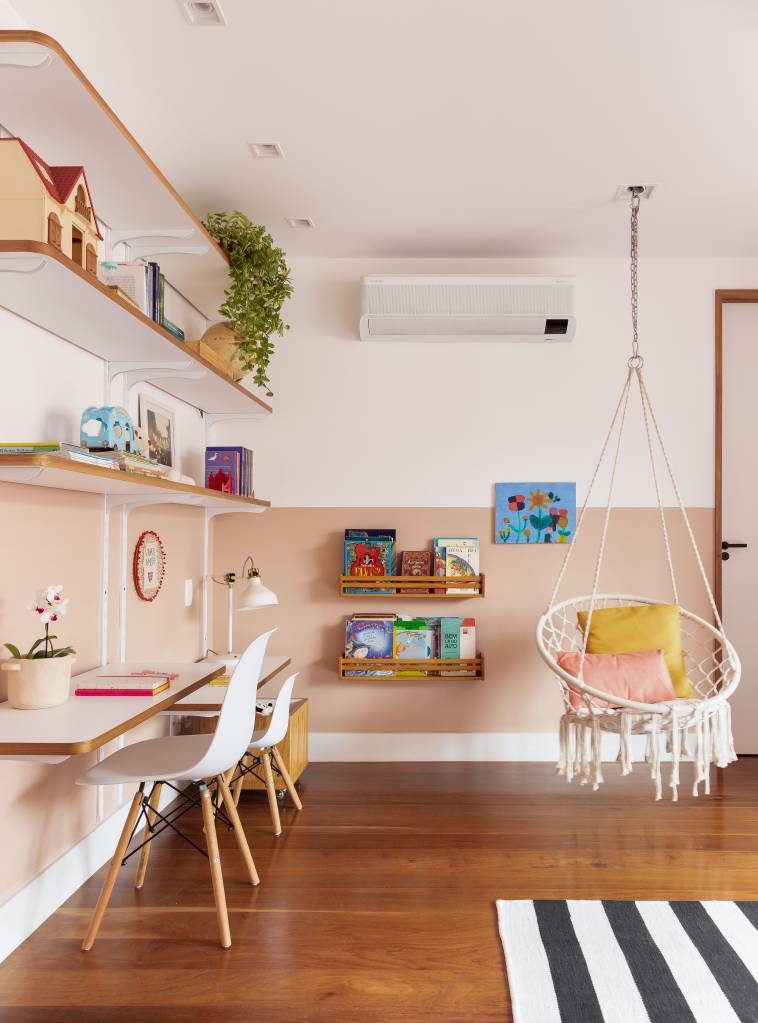 charmosa-casa-para-familia-de-5-filhos-tem-teto-de-lambri-e-piso-de-tabua-de-ipe-a-mais-g-arquitetura-20-quarto-infantil-balanco Charmosa casa para família de 5 filhos tem teto de lambri e piso de tábua de ipê. Projeto de A+G Arquitetura.