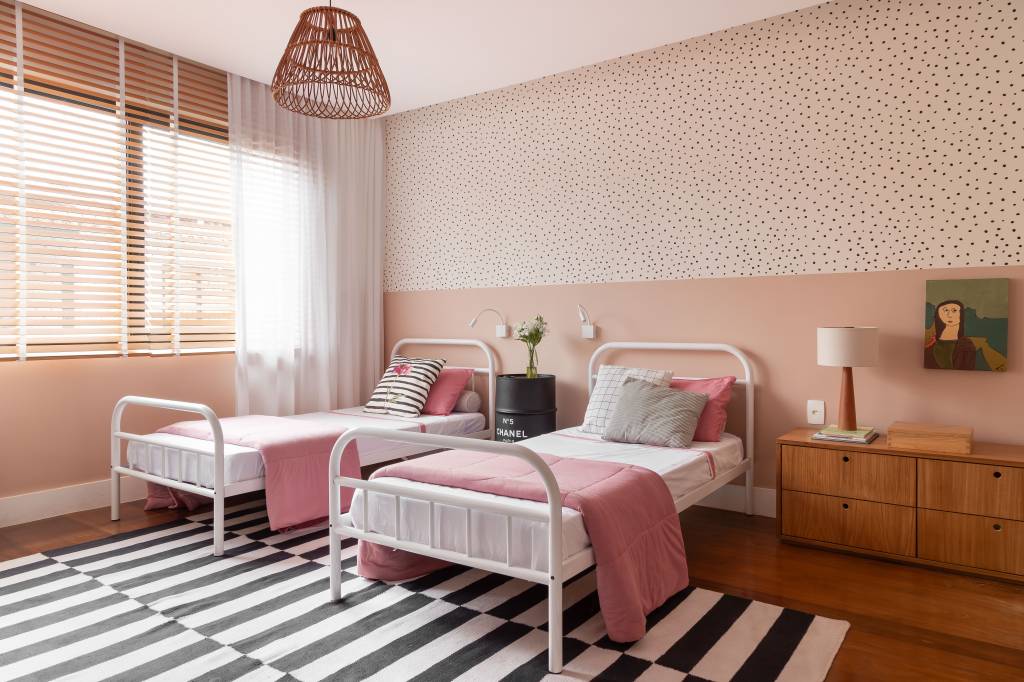 charmosa-casa-para-familia-de-5-filhos-tem-teto-de-lambri-e-piso-de-tabua-de-ipe-a-mais-g-arquitetura-21-quarto-infantil-balanco Charmosa casa para família de 5 filhos tem teto de lambri e piso de tábua de ipê. Projeto de A+G Arquitetura.