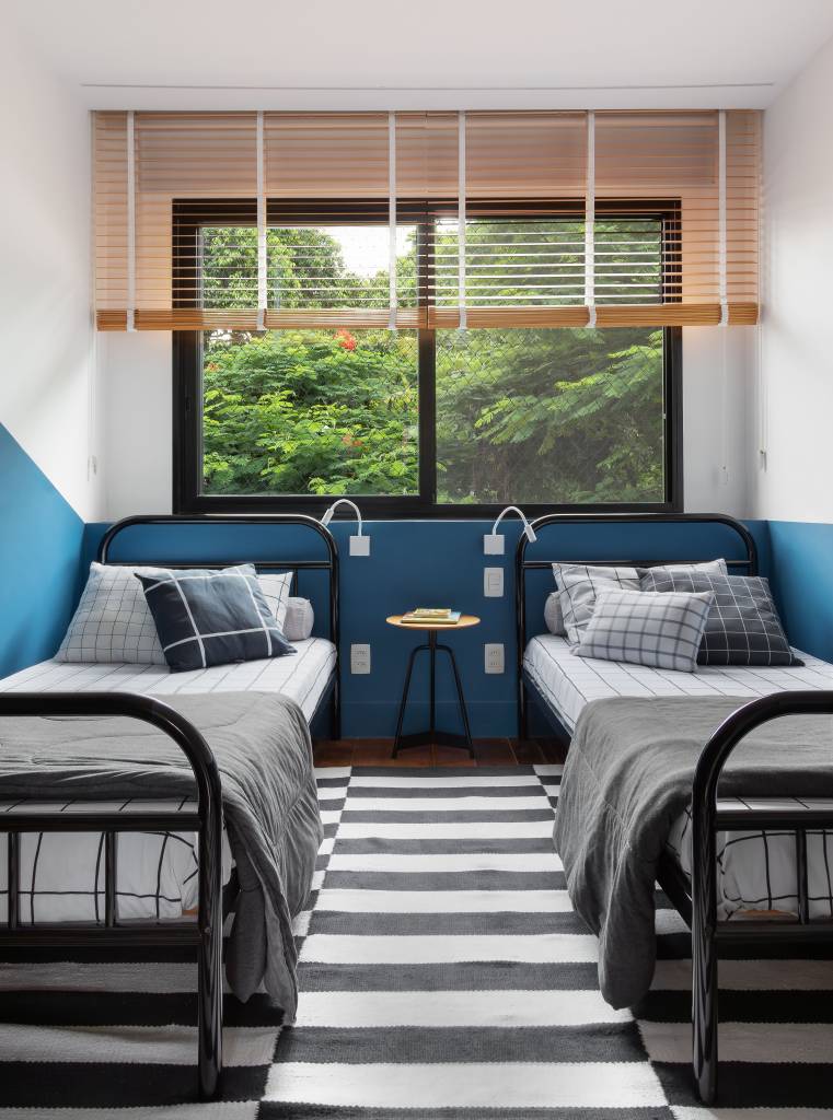 charmosa-casa-para-familia-de-5-filhos-tem-teto-de-lambri-e-piso-de-tabua-de-ipe-a-mais-g-arquitetura-26-quarto-infantil Charmosa casa para família de 5 filhos tem teto de lambri e piso de tábua de ipê. Projeto de A+G Arquitetura.