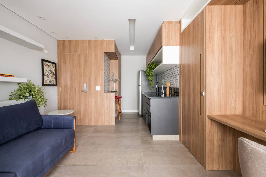 Espaço compacto: apartamento funcional em São Paulo tem varanda gourmet