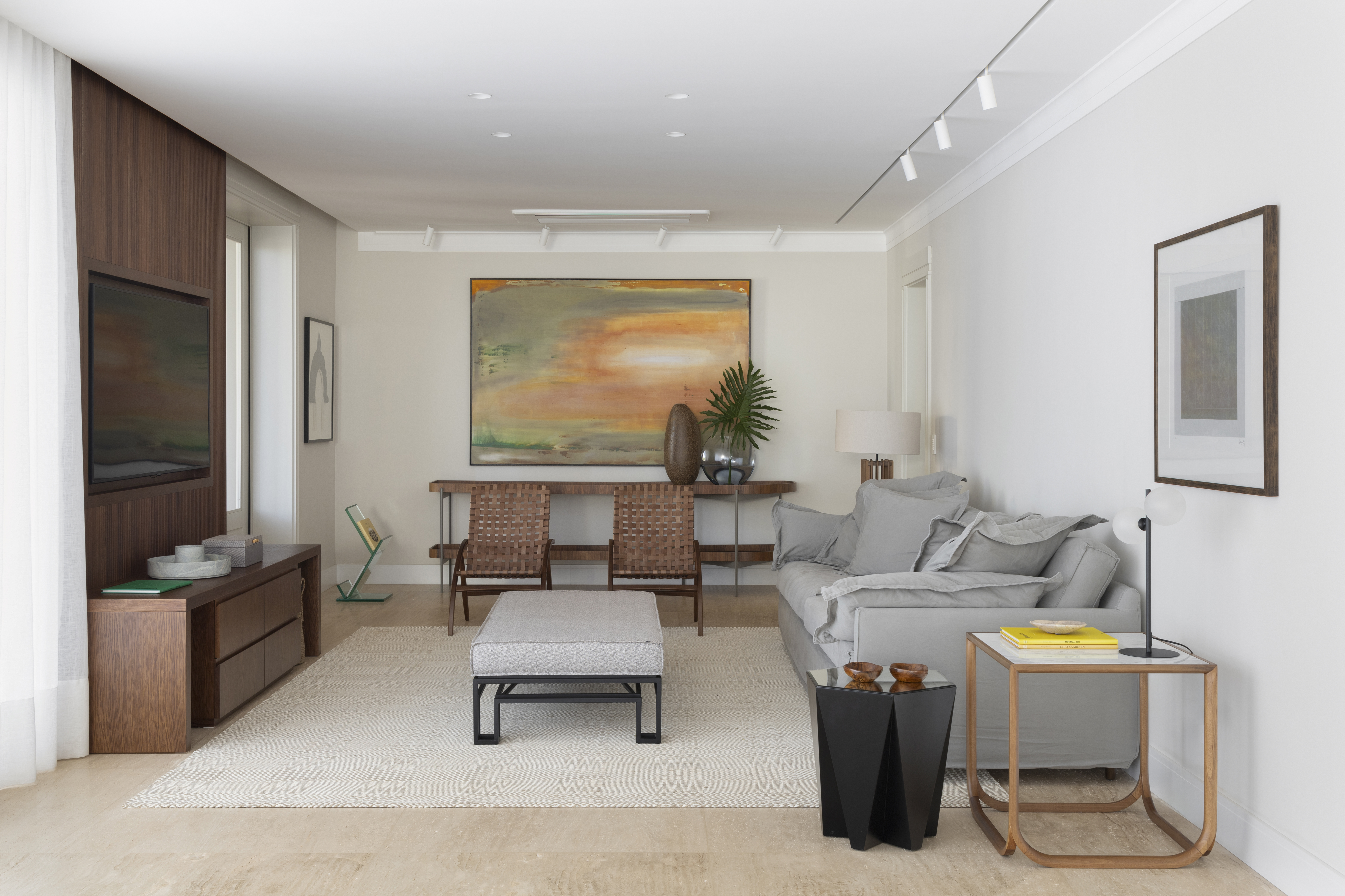 Espaço gourmet tem telão retrátil para os momentos de lazer. Projeto de Frezza & Figueiredo Arquitetura e Interiores.