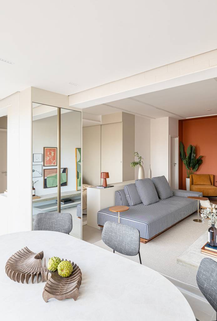 leve-e-claro-ape-de-60-m-tem-toques-terracota-sofa-listrado-e-banco-de-concreto-tuca-arquitetura-03 Leve e claro: apê de 60 m² tem toques terracota, sofá listrado e banco de concreto. Projeto de Tuca Arquitetura.