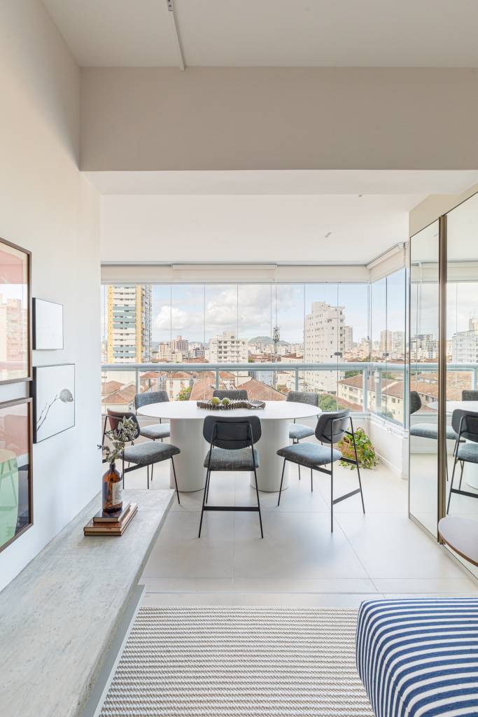 leve-e-claro-ape-de-60-m-tem-toques-terracota-sofa-listrado-e-banco-de-concreto-tuca-arquitetura-05-varanda Leve e claro: apê de 60 m² tem toques terracota, sofá listrado e banco de concreto. Projeto de Tuca Arquitetura.