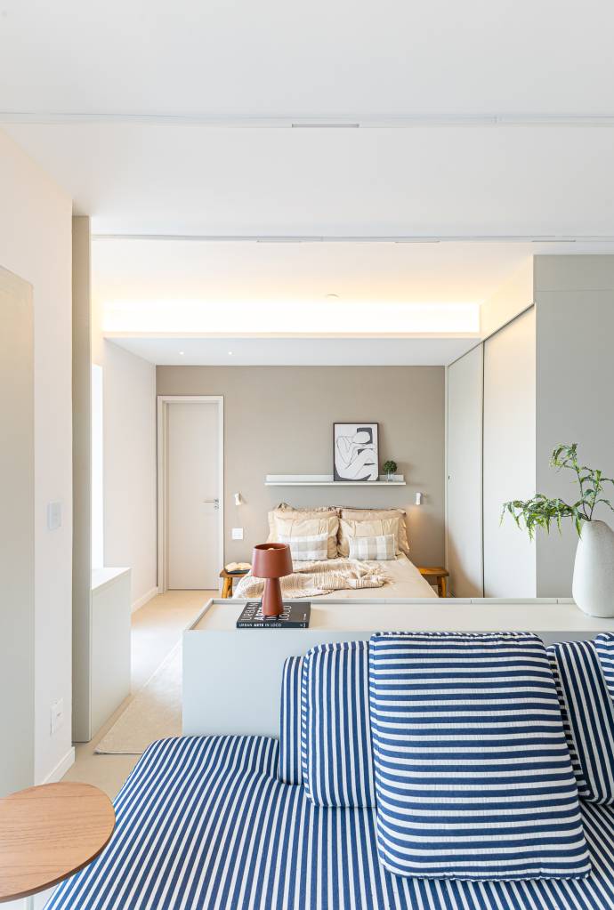 leve-e-claro-ape-de-60-m-tem-toques-terracota-sofa-listrado-e-banco-de-concreto-tuca-arquitetura-08 Leve e claro: apê de 60 m² tem toques terracota, sofá listrado e banco de concreto. Projeto de Tuca Arquitetura.