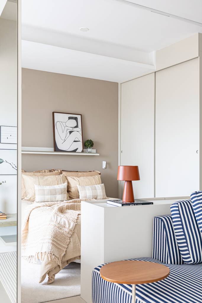 leve-e-claro-ape-de-60-m-tem-toques-terracota-sofa-listrado-e-banco-de-concreto-tuca-arquitetura-13 Leve e claro: apê de 60 m² tem toques terracota, sofá listrado e banco de concreto. Projeto de Tuca Arquitetura.