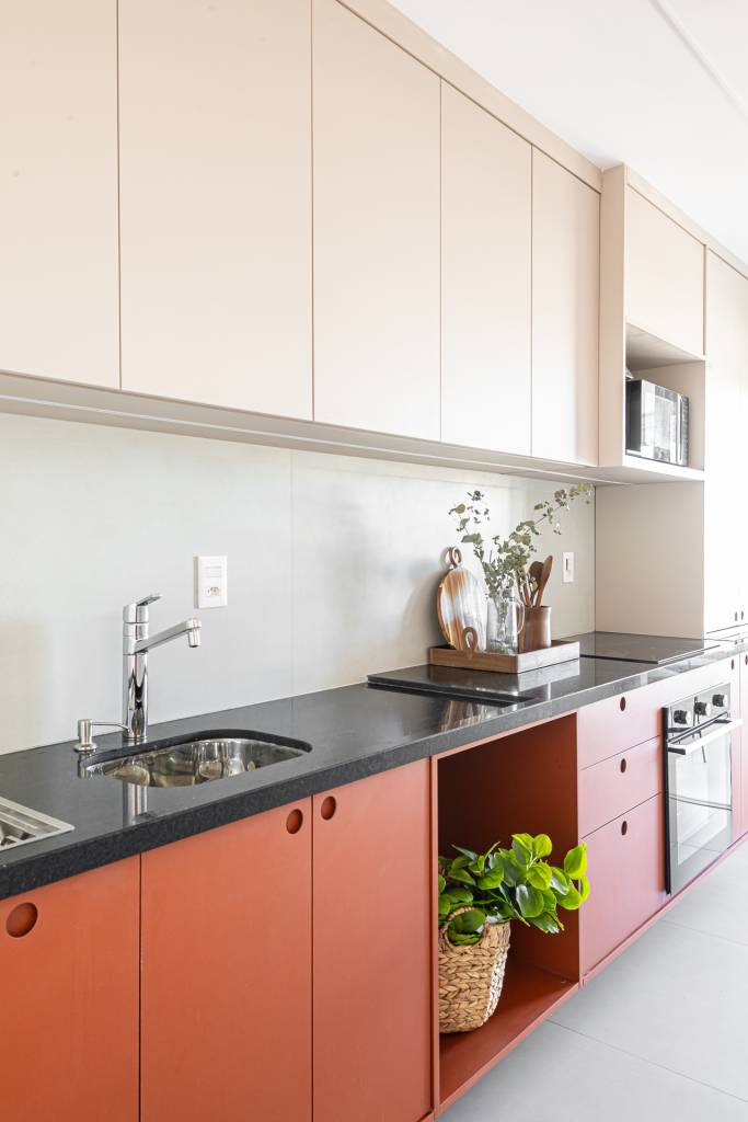 leve-e-claro-ape-de-60-m-tem-toques-terracota-sofa-listrado-e-banco-de-concreto-tuca-arquitetura-17-cozinha Leve e claro: apê de 60 m² tem toques terracota, sofá listrado e banco de concreto. Projeto de Tuca Arquitetura.