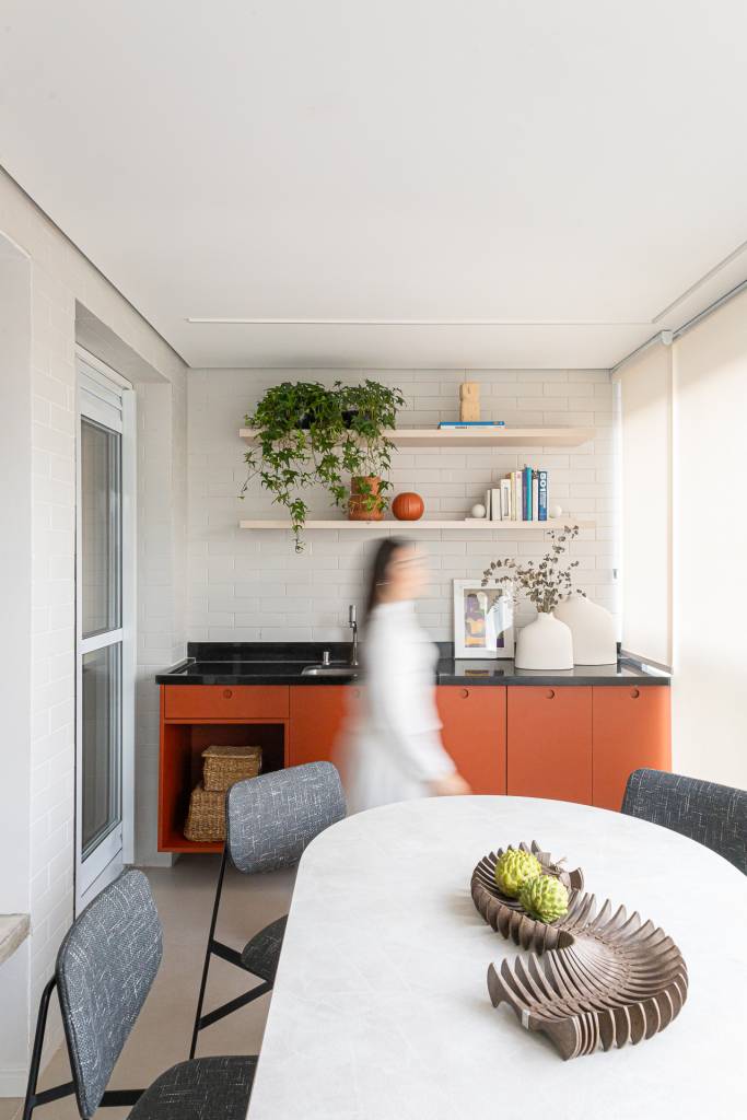 leve-e-claro-ape-de-60-m-tem-toques-terracota-sofa-listrado-e-banco-de-concreto-tuca-arquitetura-18-varanda Leve e claro: apê de 60 m² tem toques terracota, sofá listrado e banco de concreto. Projeto de Tuca Arquitetura.