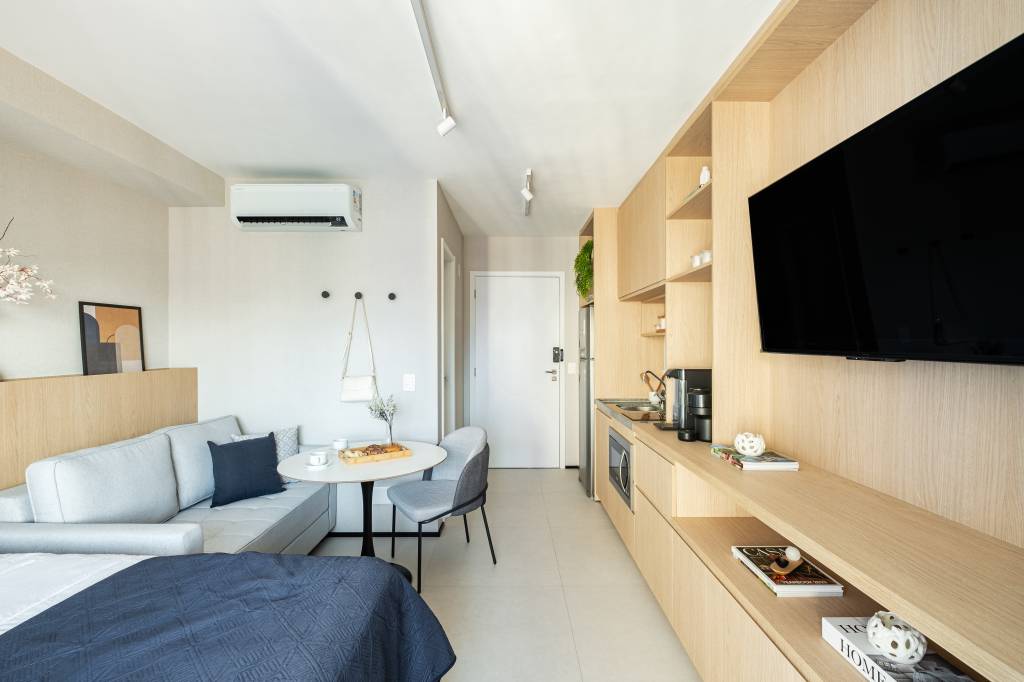 Miniapartamento de 24 m² tem sofá-cama e cozinha linear completa