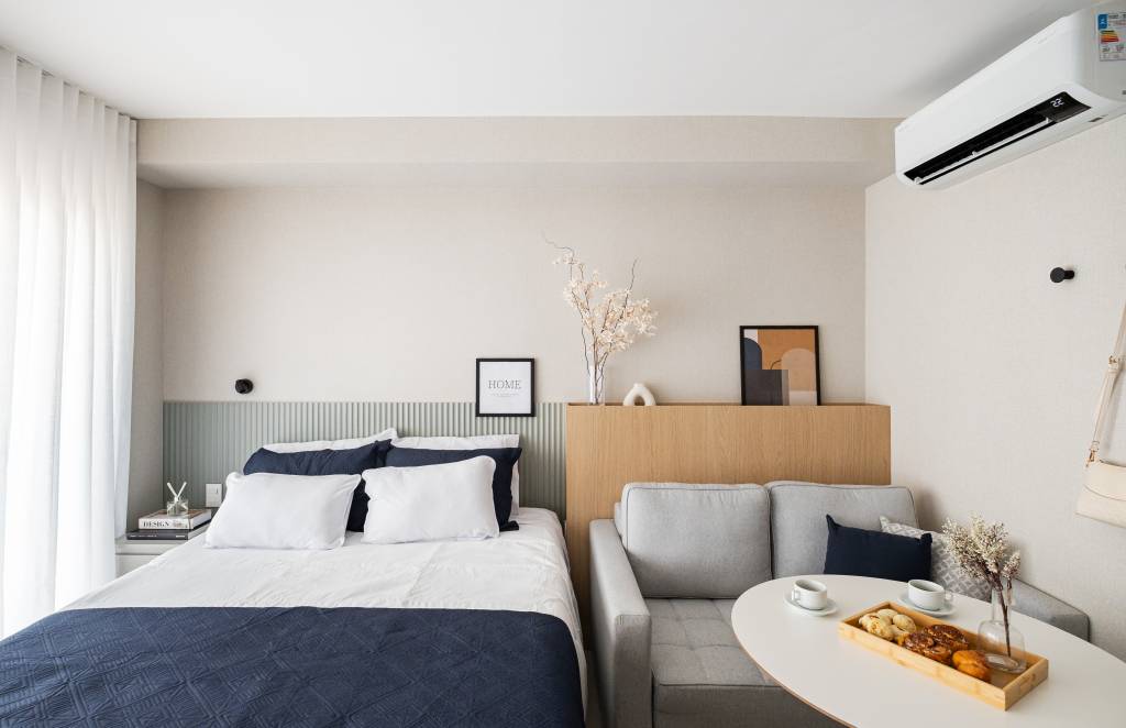 Miniapartamento de 24 m² tem sofá-cama e cozinha linear completa. Projeto de VilaVille Arquitetura.