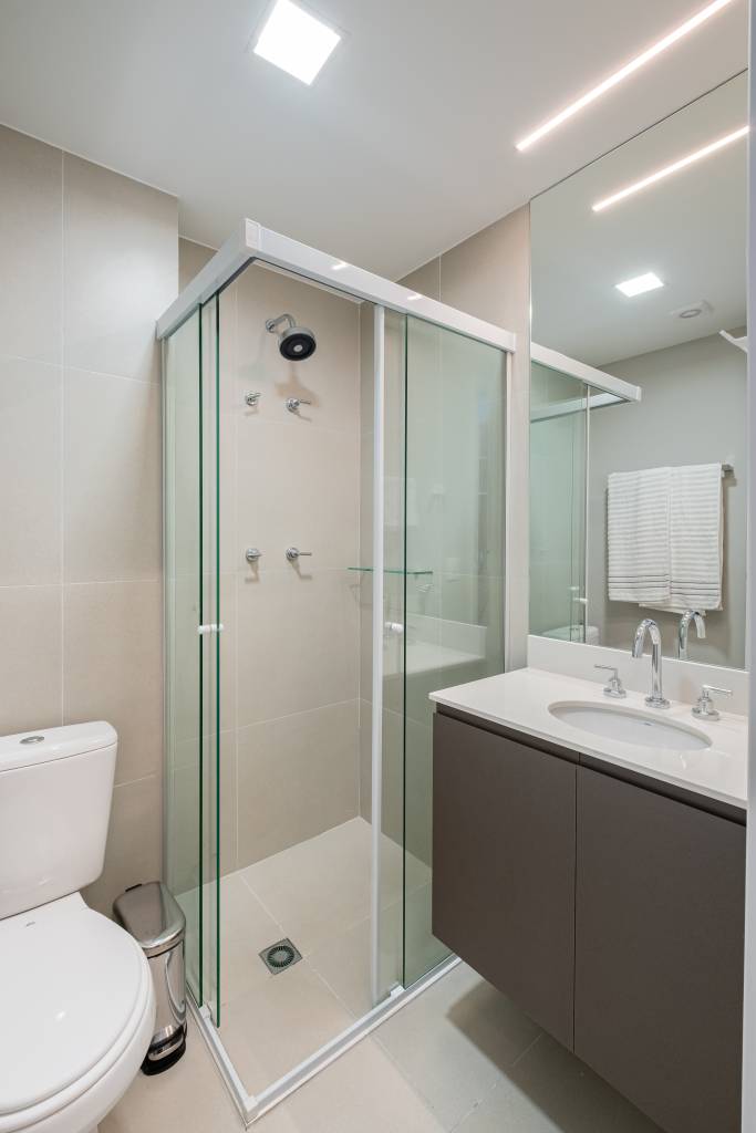 Miniapartamento de 24 m² tem sofá-cama e cozinha linear completa. Projeto de VilaVille Arquitetura.