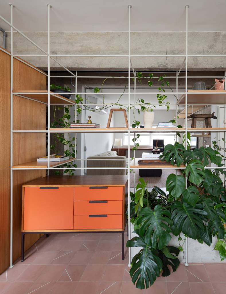 neste-ape-estante-metalica-branca-e-divisoria-e-floreira-para-jiboias-e-costelas-de-adao-peninsula-arquitetura-10 Neste apê, estante metálica branca é divisória e floreira para jiboias e costelas-de-adão. Projeto de Península Arquitetura.