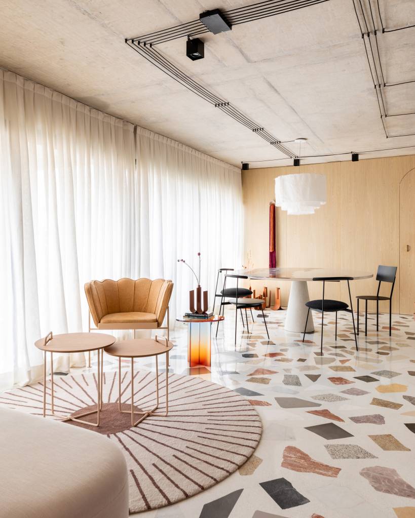 Restos de pisos formam mosaico no revestimento deste apartamento de 95 m². Projeto de Zalc Arquitetura.