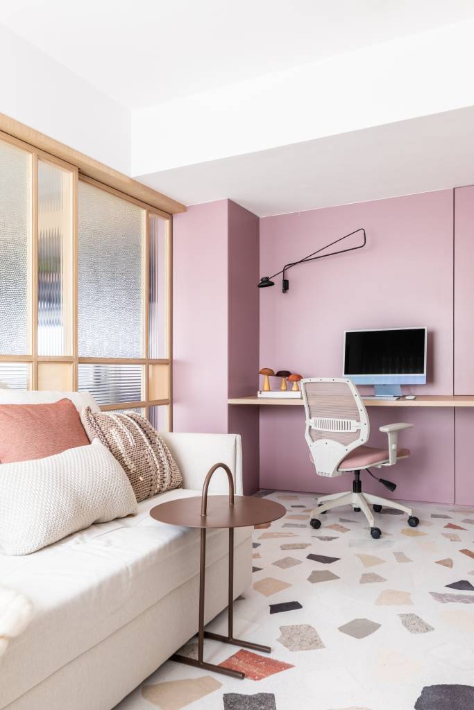 Restos de pisos formam mosaico no revestimento deste apartamento de 95 m². Projeto de Zalc Arquitetura.