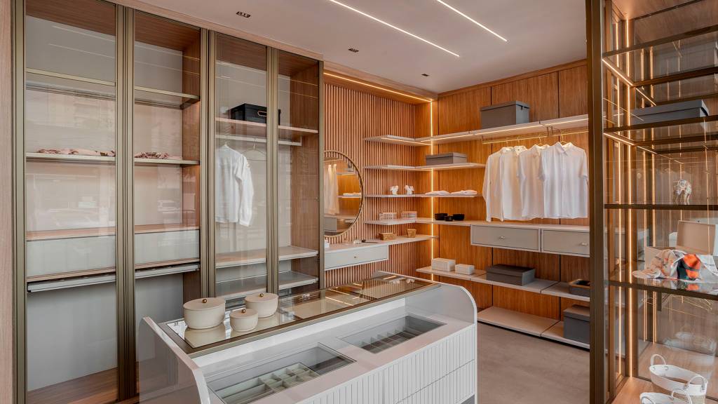 3 formas de usar armários de vidro em diferentes ambientes. Projeto Celmar. Quarto/closet