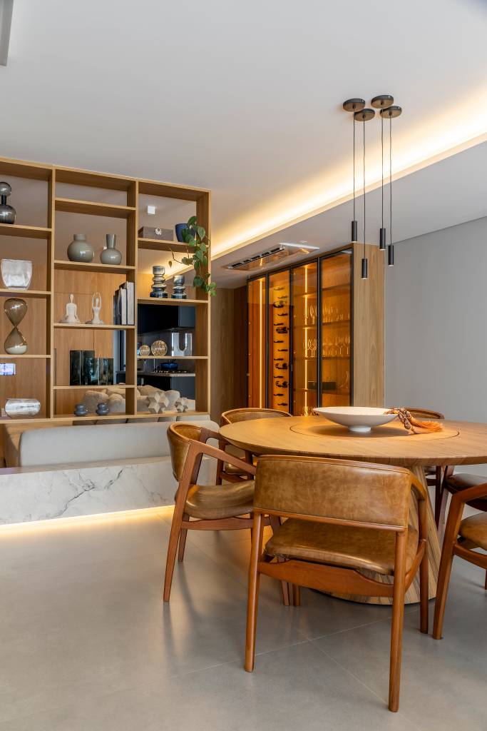 5 dicas para personalizar (e transformar) a iluminação da sua casa. Projeto Gabriela Prado. Jantar com estante como divisória.