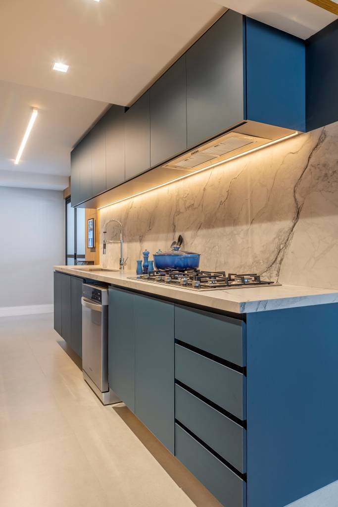 5 dicas para personalizar (e transformar) a iluminação da sua casa. Projeto Gabriela Prado. Cozinha azul.