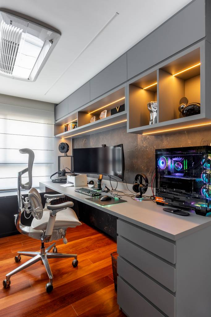 5 dicas para personalizar (e transformar) a iluminação da sua casa. Projeto Gabriela Prazo. Home office cinza.