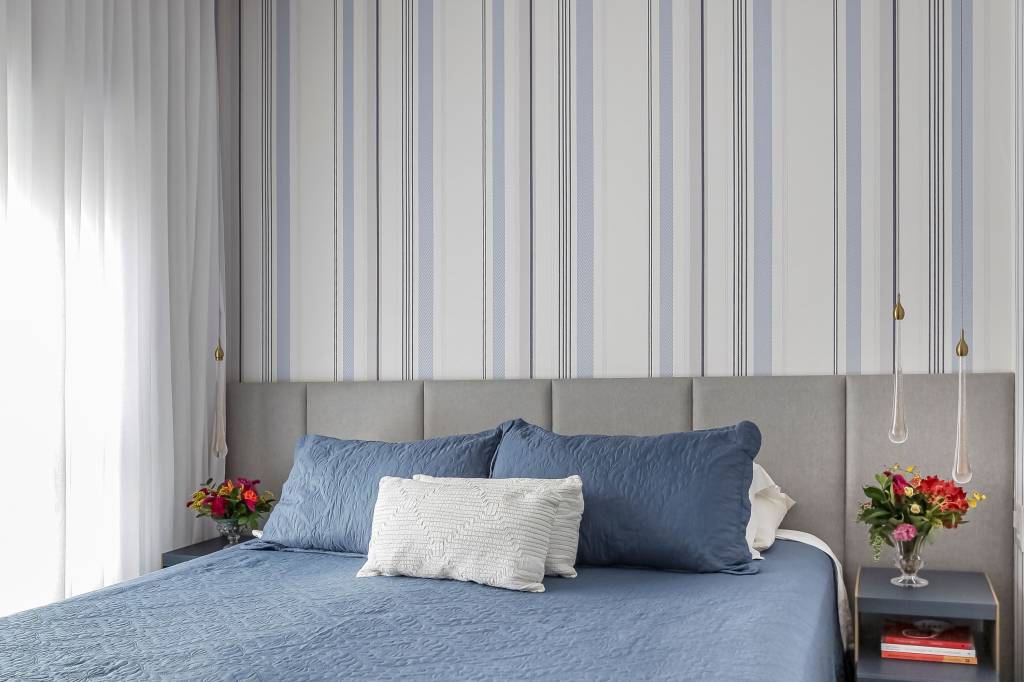 5 ideias para usar papel de parede de forma criativa em ambientes. Projeto de Cristiane Schiavoni. Papel de parede listrado.