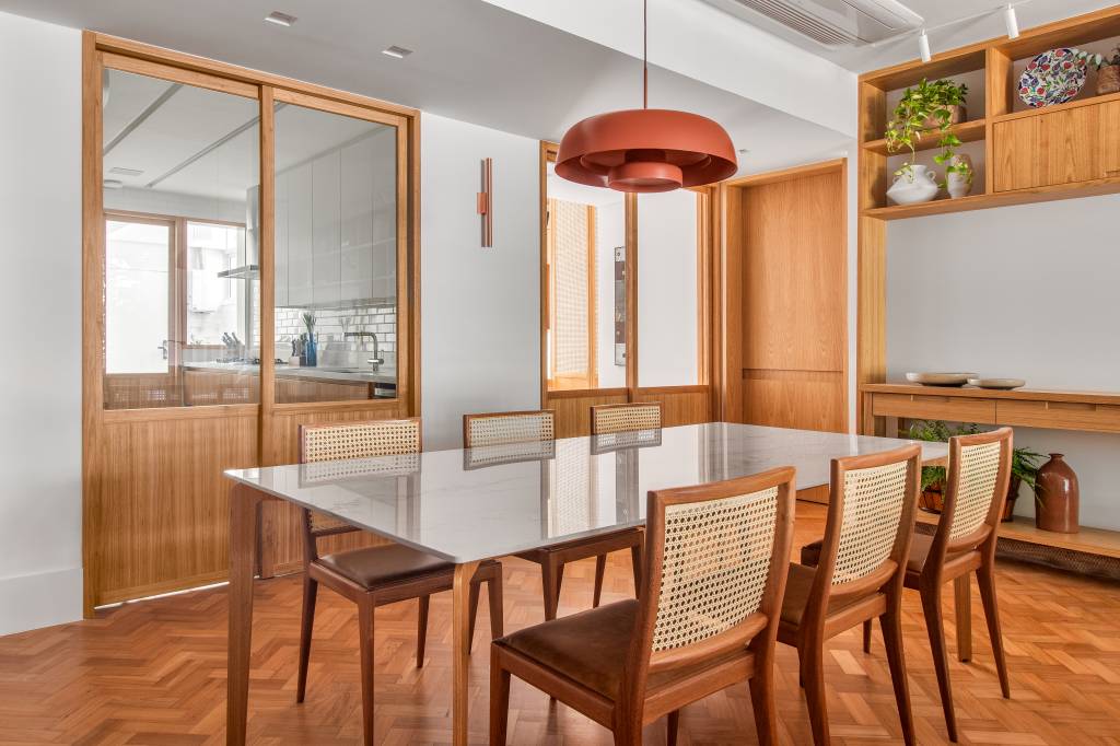 Apartamento de 150 m² destaca design assinado e piso original em peroba-do-campo. Projeto Sadala & Gomide Arquitetura