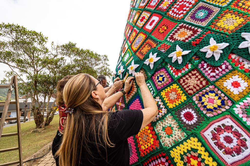 A maior árvore de Natal em crochê do Brasil tem 12 m de altura!