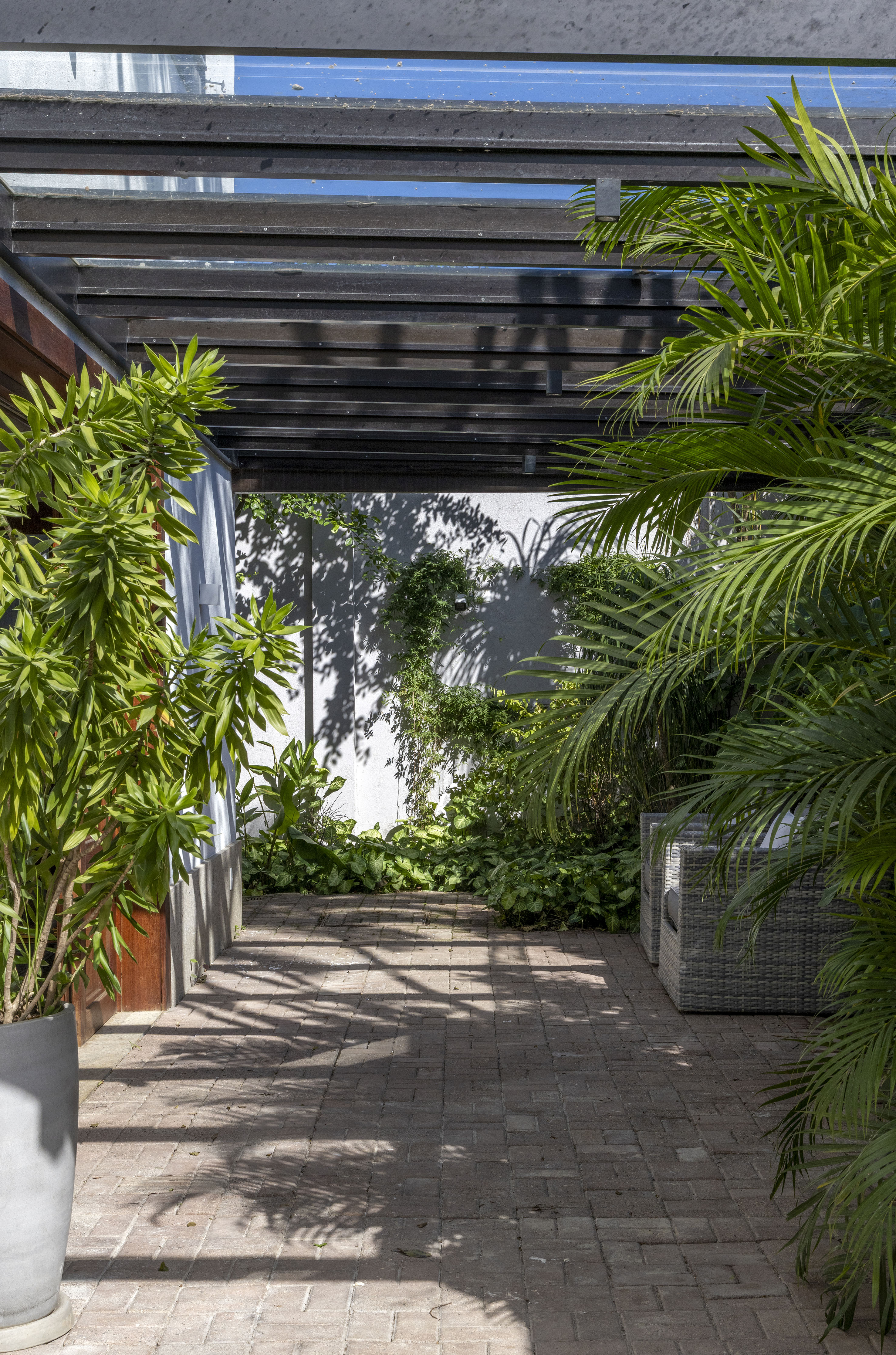 A transformação de um jardim tropical: conheça o projeto de paisagismo no Itanhangá. Projeto de Horto Girassol.