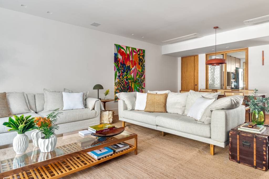 Apartamento de 150 m² destaca design assinado e piso original em peroba-do-campo. Projeto Sadala & Gomide Arquitetura