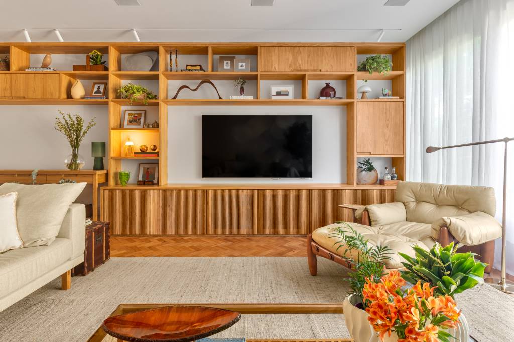 Apartamento de 150 m² destaca design assinado e piso original em peroba-do-campo. Projeto Sadala & Gomide Arquitetura