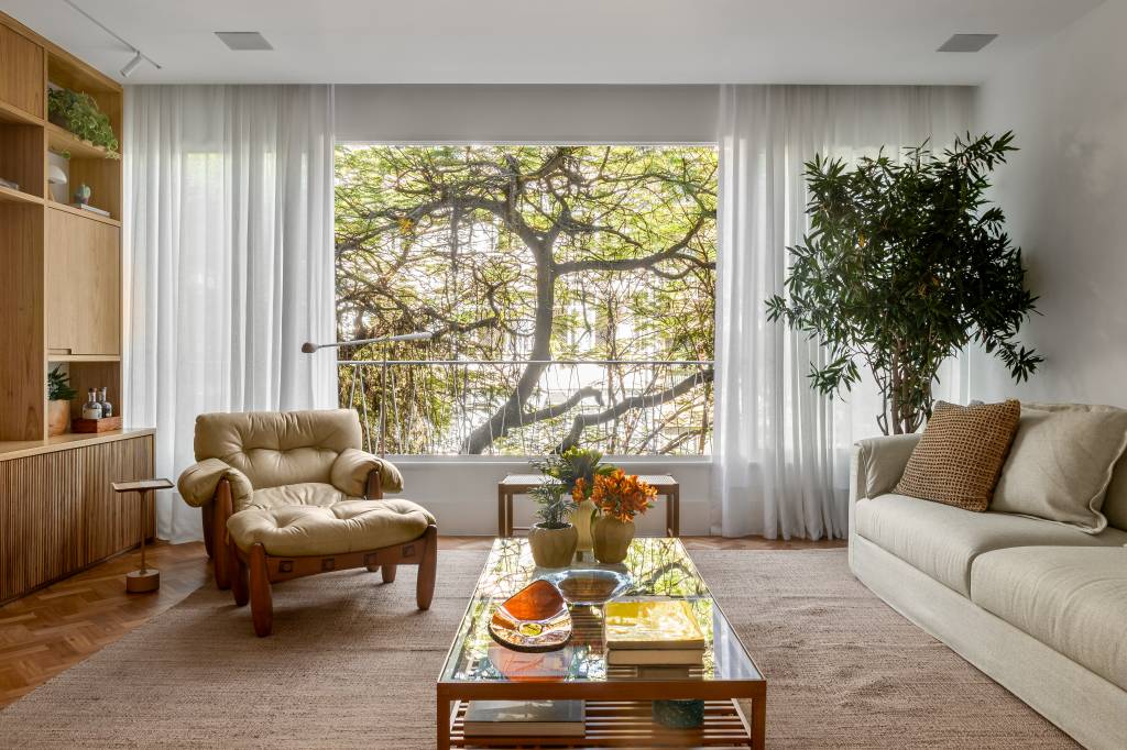 Apartamento de 150 m² destaca design assinado e piso original em peroba-do-campo