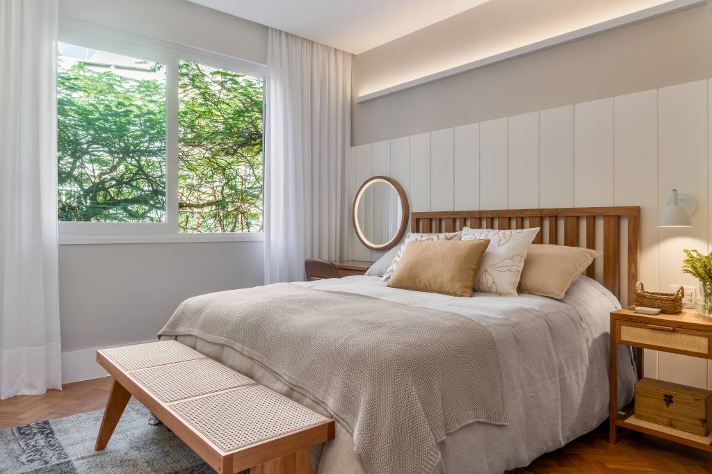 Apartamento de 150 m² destaca design assinado e piso original em peroba-do-campo. Projeto Sadala & Gomide Arquitetura