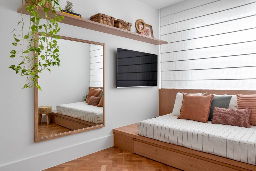 Apartamento de 150 m² destaca design assinado e piso original em peroba-do-campo. Projeto Sadala & Gomide Arquitetura