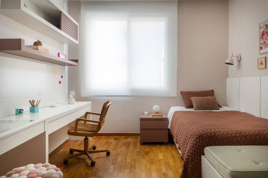 Apartamento no Jardim Europa ganha alma de casa após reforma. Projeto de Nicole Finkel. Quarto solteiro.