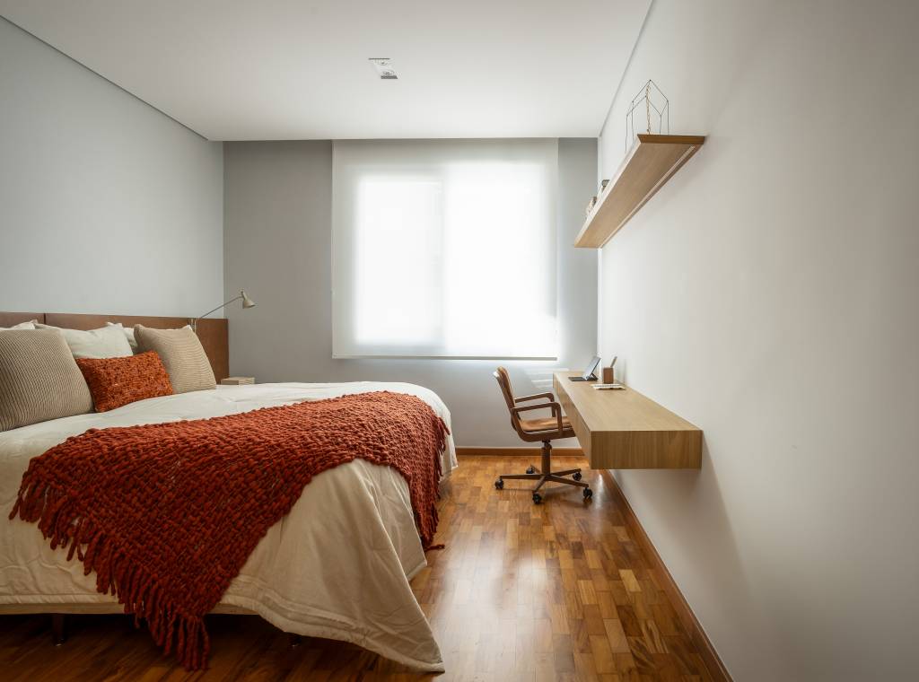 Apartamento no Jardim Europa ganha alma de casa após reforma. Projeto de Nicole Finkel. Quarto casal.