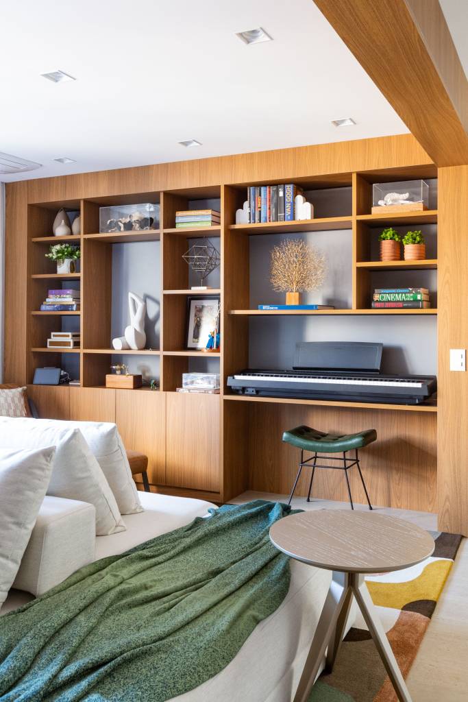 Apartamento tem cozinha com ilha que pode ficar integrada ou não. Projeto de Daniela Funari.