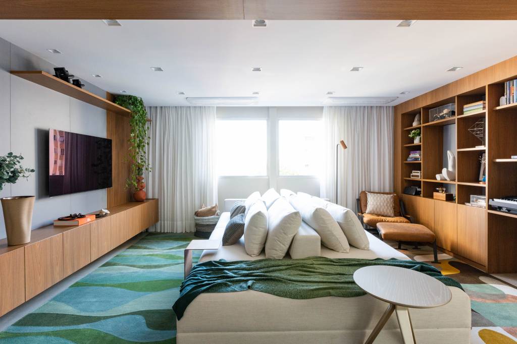 Apartamento tem cozinha com ilha que pode ficar integrada ou não. Projeto de Daniela Funari.