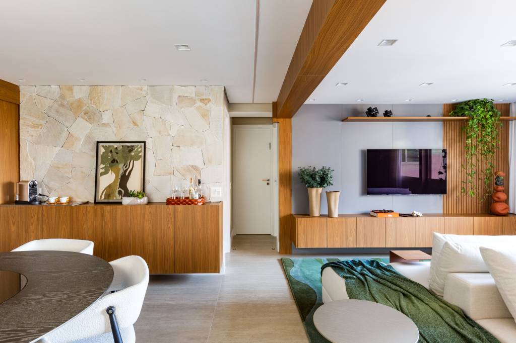 Apartamento tem cozinha com ilha que pode ficar integrada ou não. Projeto de Daniela Funari.