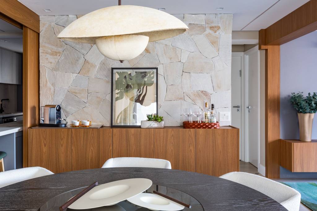 Apartamento tem cozinha com ilha que pode ficar integrada ou não. Projeto de Daniela Funari.