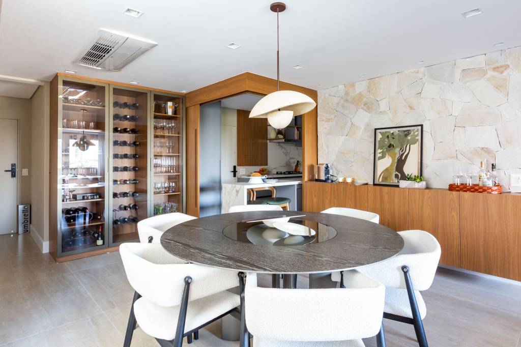 Apartamento tem cozinha com ilha que pode ficar integrada ou não. Projeto de Daniela Funari.