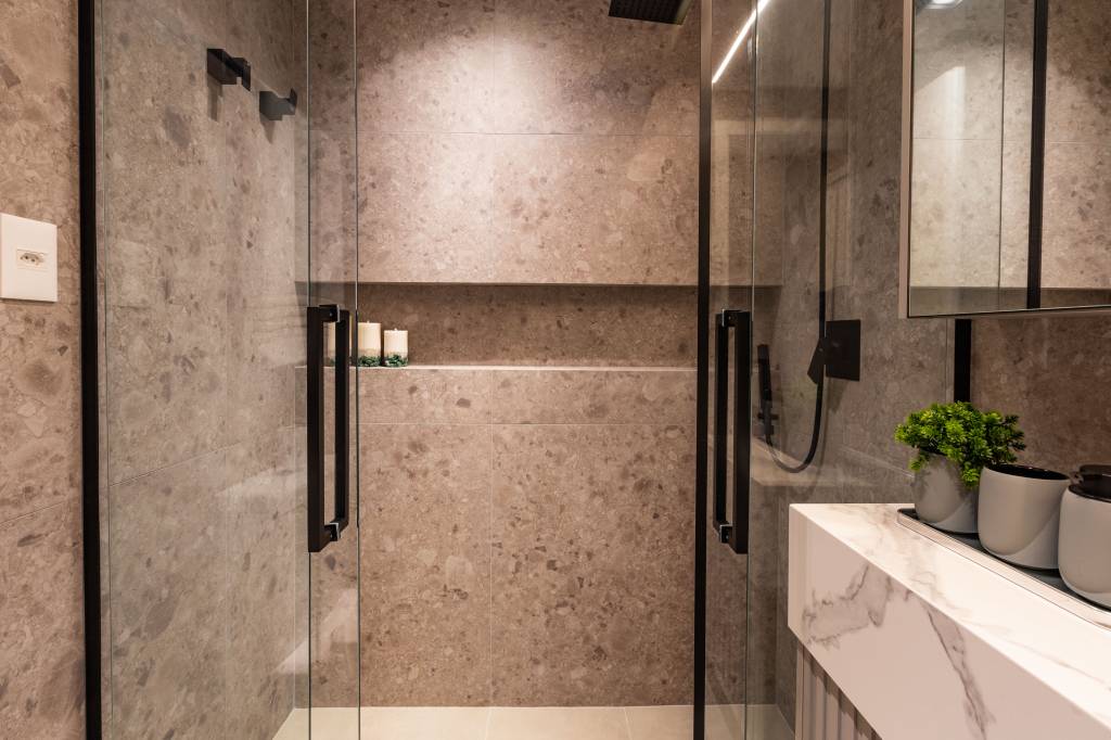 Apartamento tem cozinha com ilha que pode ficar integrada ou não. Projeto de Daniela Funari.