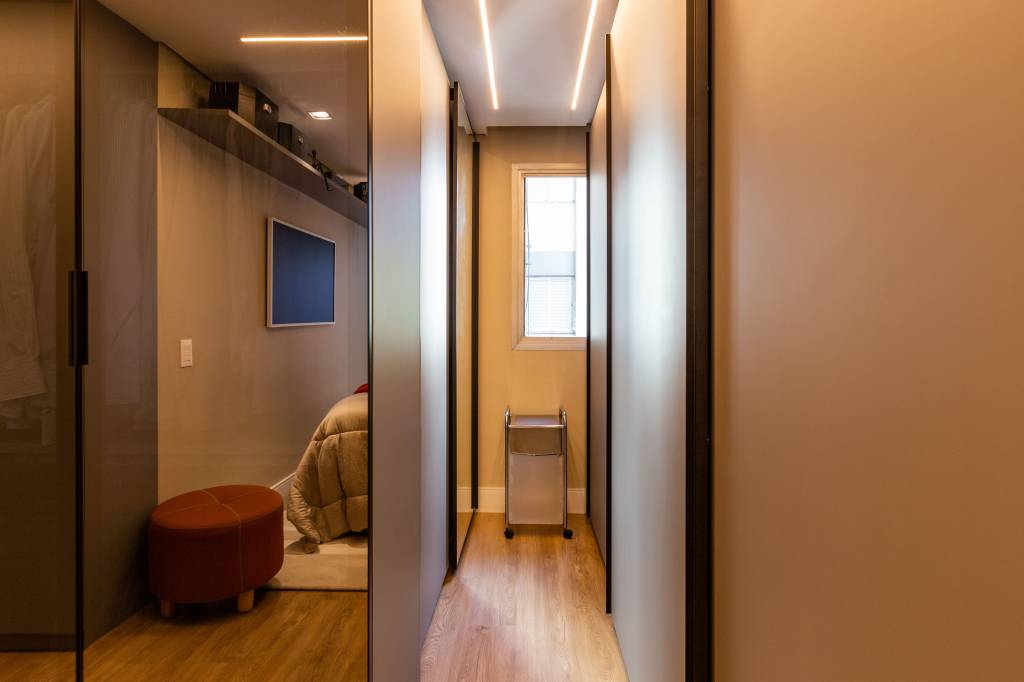 Apartamento tem cozinha com ilha que pode ficar integrada ou não. Projeto de Daniela Funari.