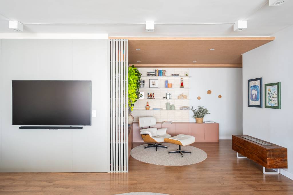 Apê levinho de 120 m² tem tons terrosos rosados, verde e ladrilhos hidráulicos. Projeto de Go Up Arquitetura.